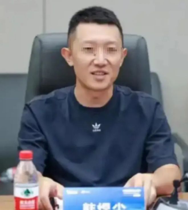 48岁伏明霞罕见亮相！嫁给年长26岁豪门老公 23岁女儿颜值高