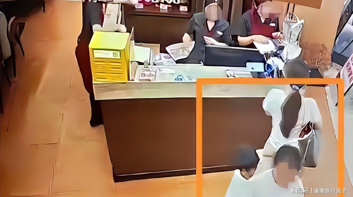 教练被群殴!欧冠50人冲突:贡多齐中指挑衅 冲里昂球迷喊马赛加油