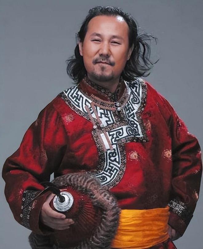 上海歌手乘网约车遭遇严重车祸!副驾驶座扭曲变形,前挡风玻璃几乎完全碎裂,本人发文提醒