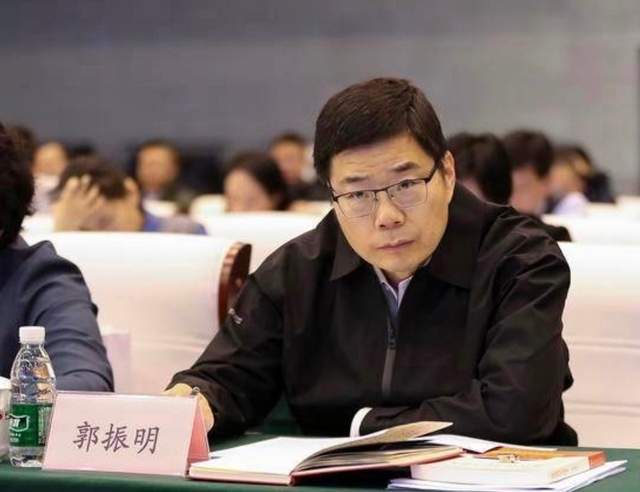 38岁清华毕业生李龙备考3年被北大医学部录取:八年制本博,高考成绩列黑龙江省前300名,未来希望从事相关科研,曾拒绝签约机构卖课