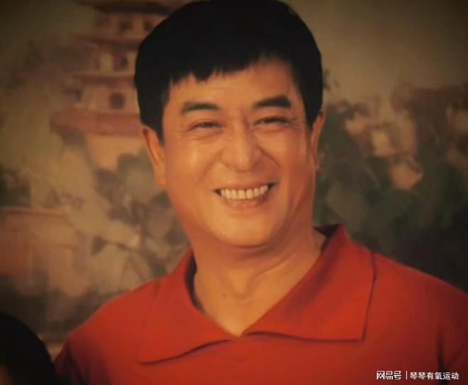 章子怡为角色增肥后年轻10岁！短发狼尾搭黑金礼服，顶级骨相真飒