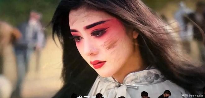 章子怡为角色增肥后年轻10岁！短发狼尾搭黑金礼服，顶级骨相真飒