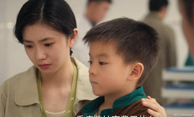 章子怡为角色增肥后年轻10岁！短发狼尾搭黑金礼服，顶级骨相真飒