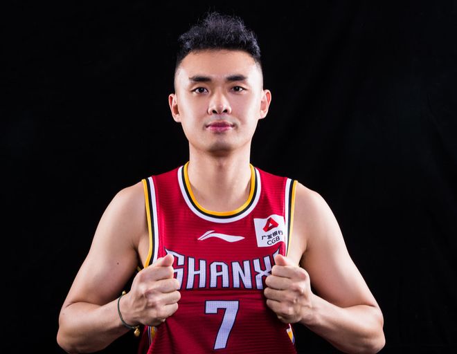 1亿中场争夺战!热刺强势截胡阿森纳、曼联,德泽尔比力邀加盟